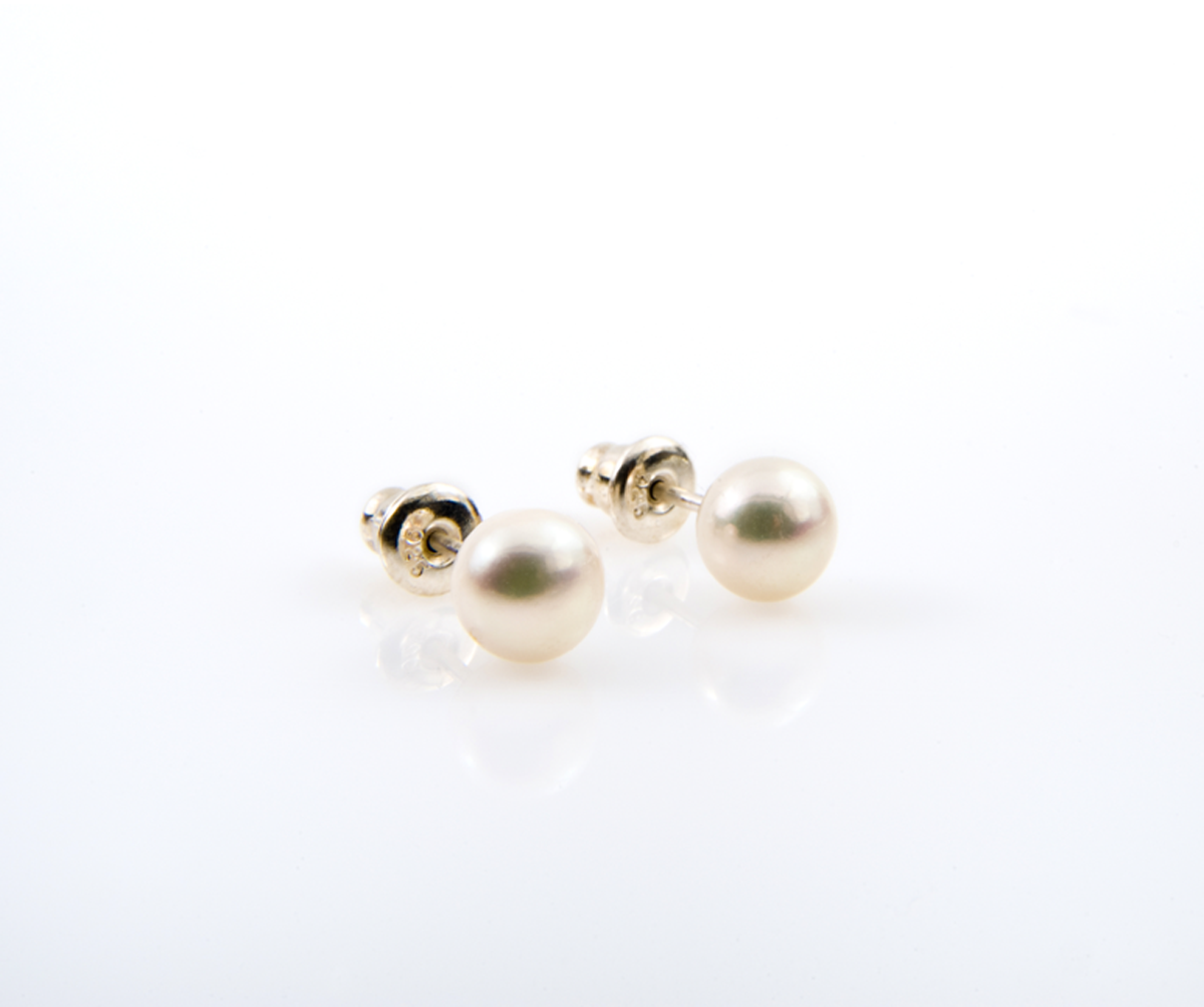 Pnina Levana (White Pearl) 7mm pearl on sterling silver stud earring